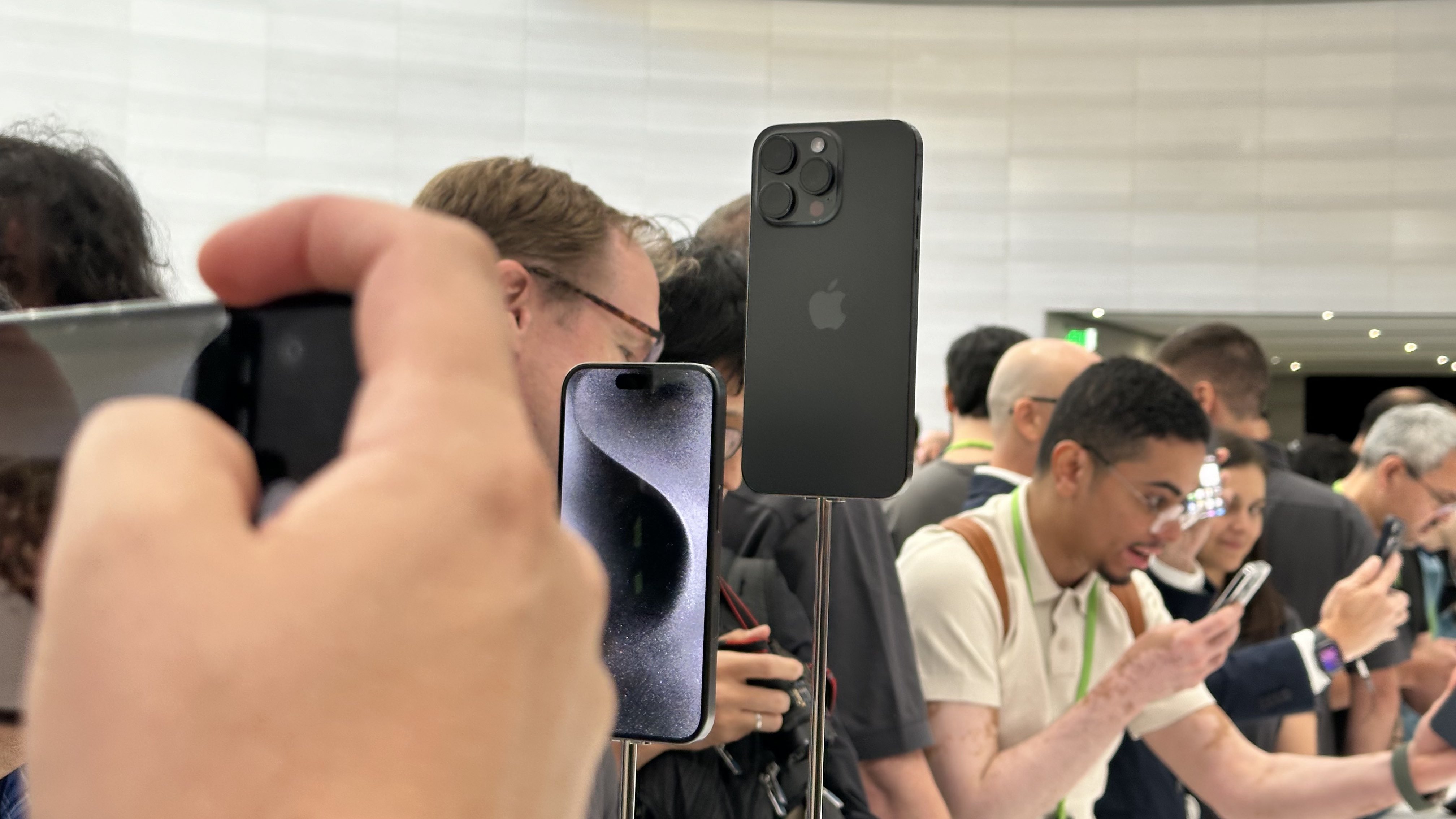 iPhone 15 Pro 鈦金屬黑色實機照片、影片