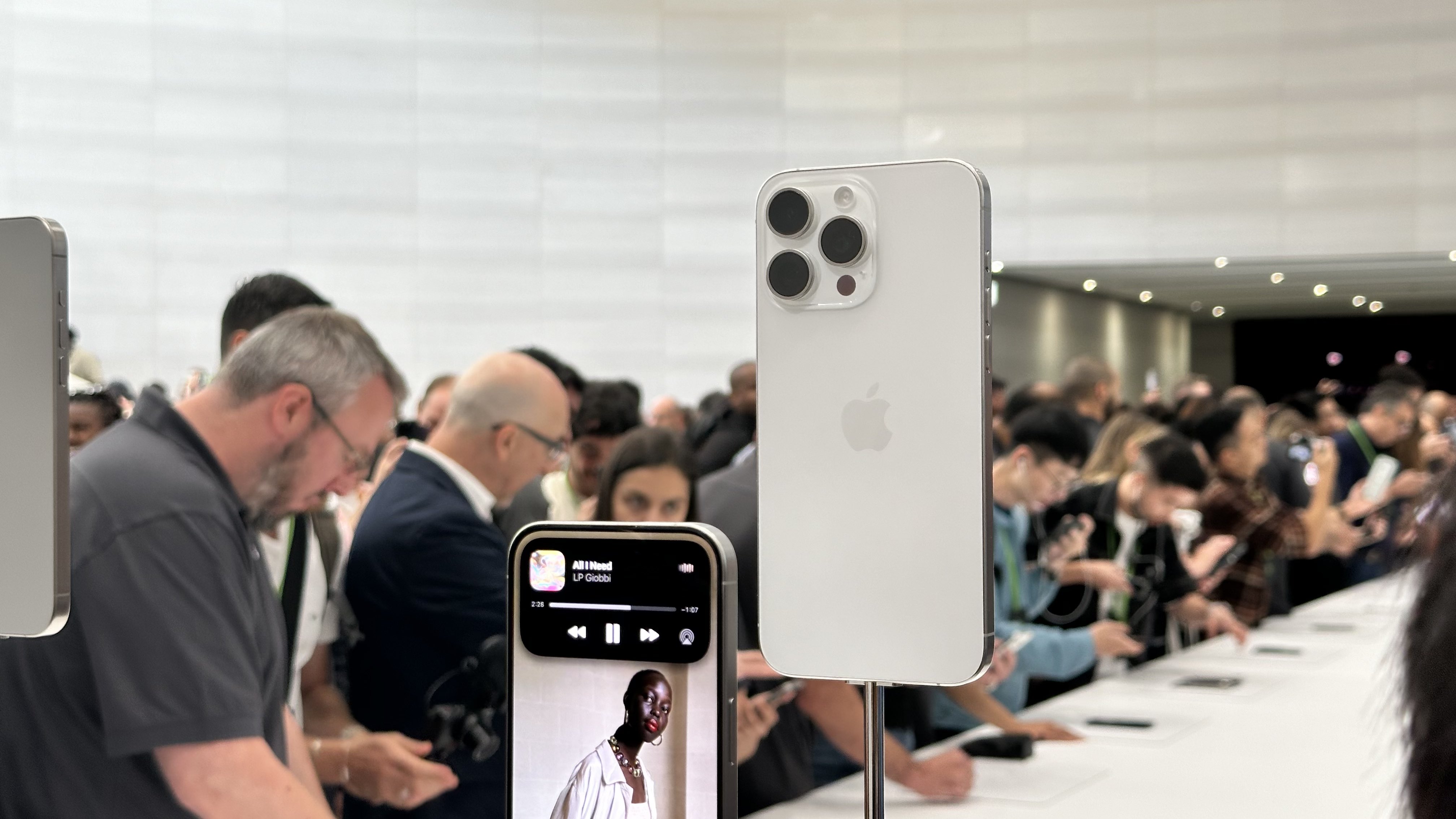 iPhone 15 Pro 鈦金屬白色實機照片、影片