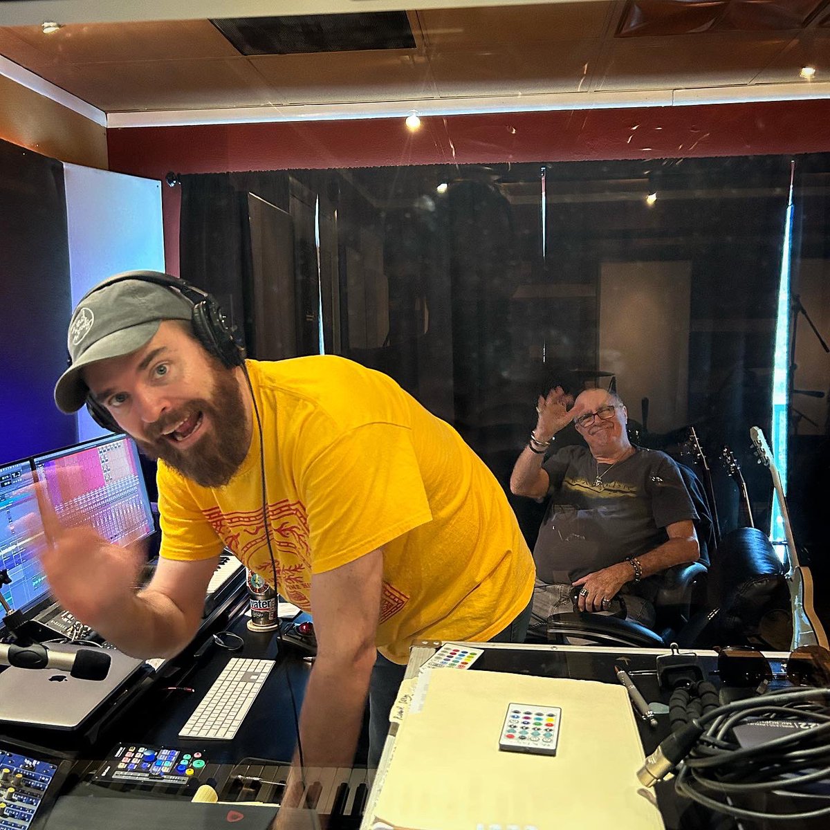 RainCatRecords's tweet photo. Happy to be here! #raincat #friends #raincatcollective #create #studiolife #music #musicmakers #recordingstudio #recording #studio #makemusic #mix #master #audioengineer #musicproducer #engineer #producer #independent-artist #audio #thankful #singer https://t.co/rD6L8duLek