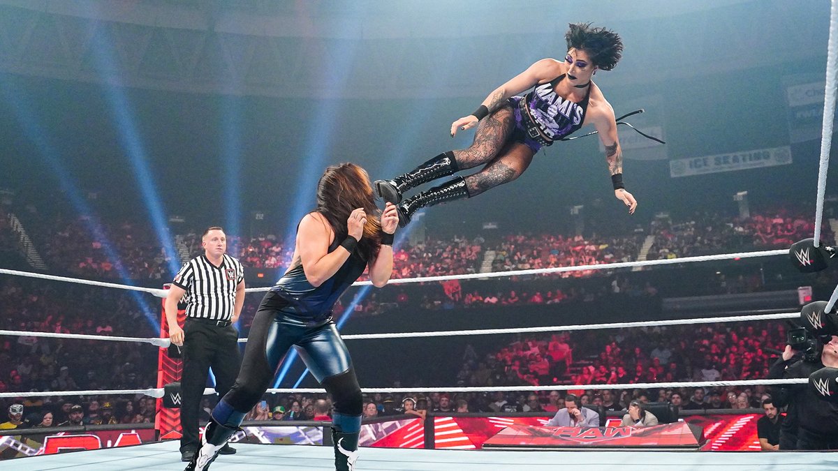 De VOLLEDIGE #WWERaw-uitzending van afgelopen nacht kijk je op het officiële <a href="/WWE/">WWE</a> YouTube-kanaal.

▶ youtu.be/6eP6dcym6ZI