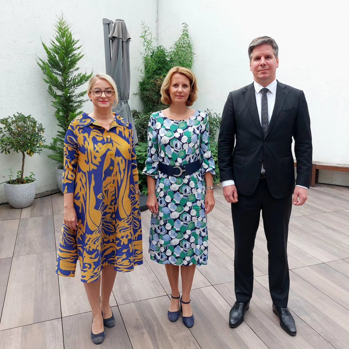 SLOVAKIAinEU's tweet photo. Today 🇸🇰 Slovak ambassadors to the #EU🇪🇺 greeted the @SLOVAKIAinEU staff &amp; welcomed the newcomers👋

🆕 diplomatic season will be full of challenges accross all the areas - close #cooperation &amp; #coordination will be 🔑 in overcoming them.

#StaffMeeting #WeAreEU #StrongerTogether https://t.co/Sbr04S6JMb