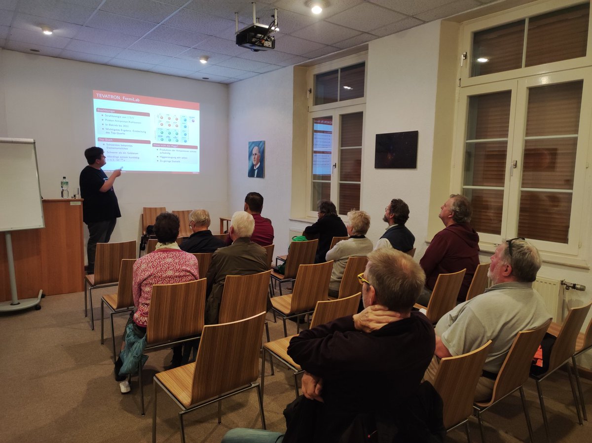 Besser spät, als nie: 
Den Auftakt zu unserem Herbst-Vortragsprogramm machte Dr. Heimann <a href="/sternendoktor/">Philipp Heimann</a> am 1.9. mit einer Reise um die Welt, bei der er auf äußerst amüsante Weise in  sympathischer Atmosphäre von Großexperimenten rund um die Welt berichtete. Vielen Dank dafür!