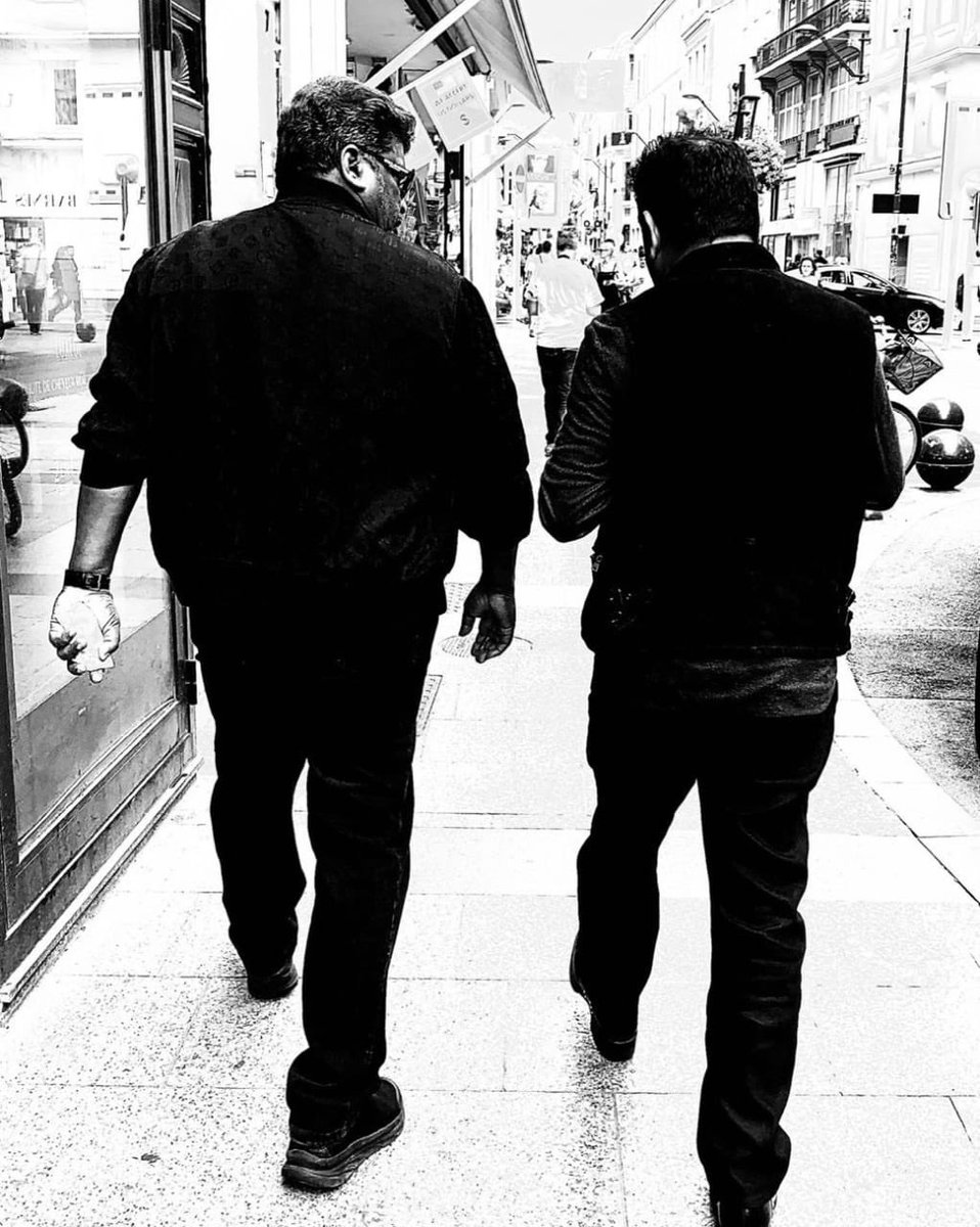 rparthiepan's tweet photo. ◦மறக்குமா நெஞ்சம்’ மக்களு��்கு ஏற்பட்ட இன்னல்கள் வருத்தத்திற்குரியது. நடத்தியவர்களின் பொறுப்பு அது. திரு ARR தூய்மையான இனிய மனிதர்.அவரே மனம் மிக வருந்தி பொறுப்பை தானும் ஏற்றுக் கொள்வதாக முன் வந்திருக்கிறார்.அவரின் மென்மையான மனமும் மேன்மையான குணமும் எனக்குத் தெரியும்!என்னுடைய புதிய படத்திற்கு அவர் இசையமைக்கவில்லையேத் தவிர, கும்மிடிப்பூண்டியில் உள்ள அவரது ஸ்டூடியோவில் படபிடிப்பு நடந்த போது அவரது மேன��ஜர் திரு சுகந்தனை அழைத்து
“பார்த்திபன் மனம் நோகாமலும் முகம் சுளிக்காமலும் நடந்துக் கொள்ளுங்கள்”எனக் கூறியதாக ராஜ உபச்சாரம் எனக்கு.தான் சம்மந்தப்படாத விஷயத்தில் கூட மற்றவர் மனம் நோகாதிருக்க நினைப்பவர்,தான் சம்மந்தப்பட்ட நிகழ்ச்சியில் ஏற்பட்ட அசம்பாத்த்திற்காக மனம் உடைந்திருப்பார்.இனி இன்னும் கவனம் கொள்வார்.
அவருக்கு நான் மட்டுமல்ல இந்தத் திரையுலகமே துணை நிற்கும்.அவரின் இசையை தொடர்ந்துக் கொண்டாடுவோம்.
Spread positivity!!!