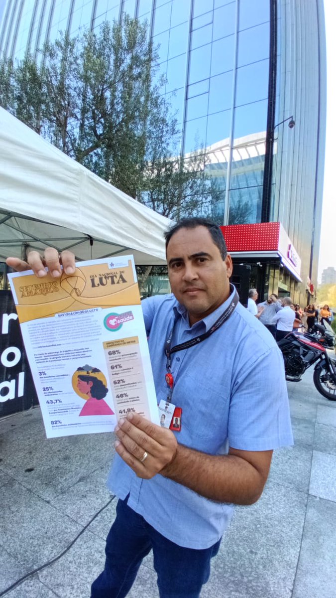 spbancarios's tweet photo. 💛 ✋ A prevenção do suicídio começa em todos os lugares, inclusive no trabalho. Clicks da nossa campanha Setembro Amarelo na Torre do banco Santander. #AVidaAcimaDoLucro https://t.co/1cw5sVfADX