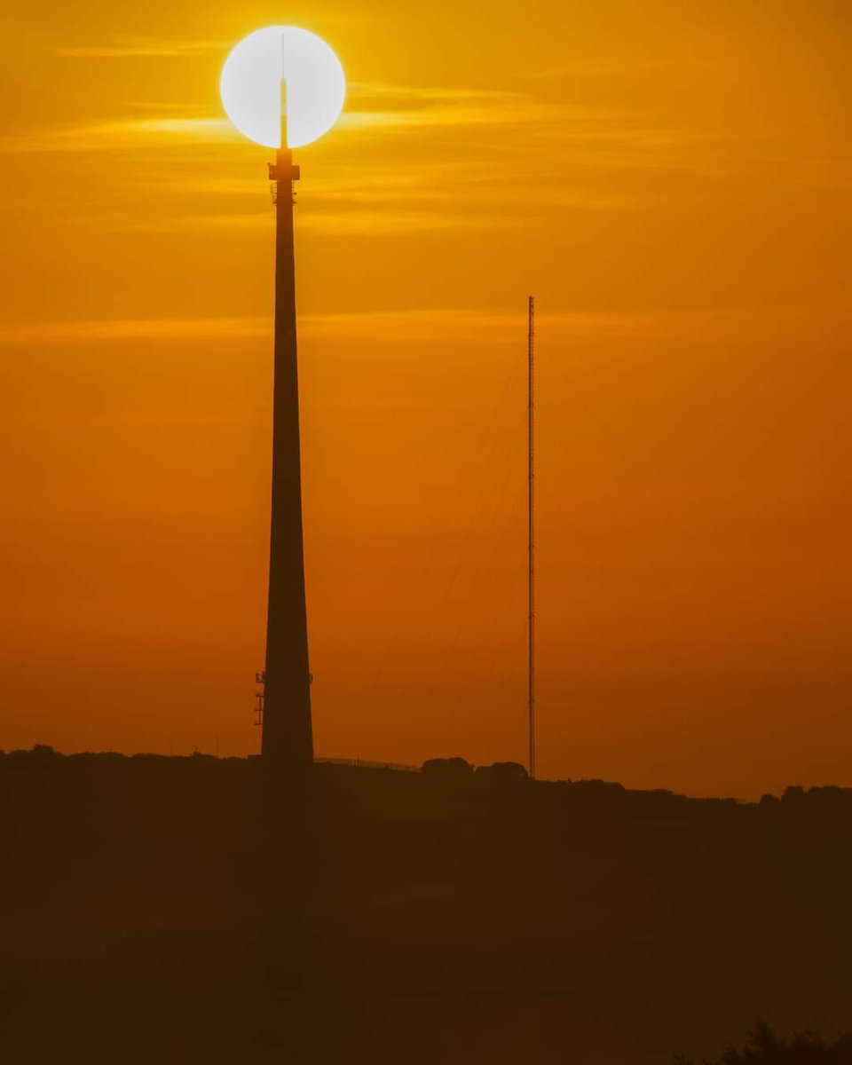 PhotobyJW's tweet photo. Sunrise behind @EmleyMoorMast in #YORKSHIRE #Huddersfield on Sunday morning #art #photography #sunrise https://t.co/MHKgsQpgJr