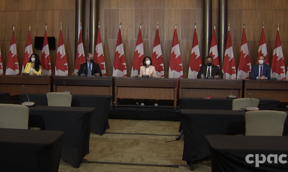 Dr Theresa Tam and the entire panel  masked for the vaccine briefing 

This is how is should be  🇨🇦