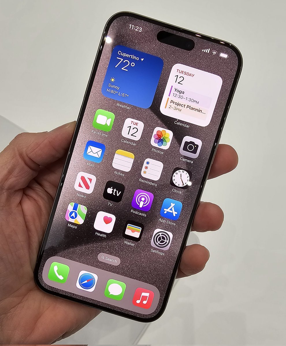 LanceUlanoff's tweet image. I'm holding the iPhone15 Pro Max. #AppleEvent