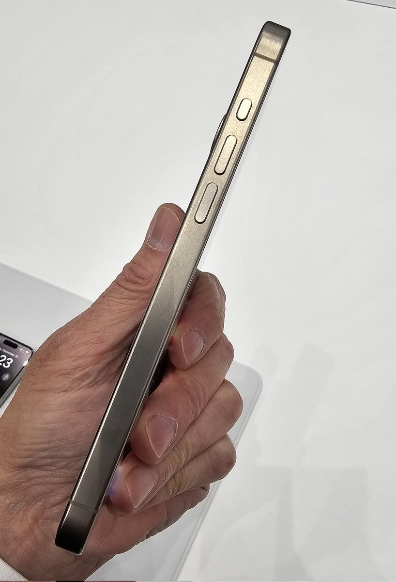 LanceUlanoff's tweet image. I'm holding the iPhone15 Pro Max. #AppleEvent