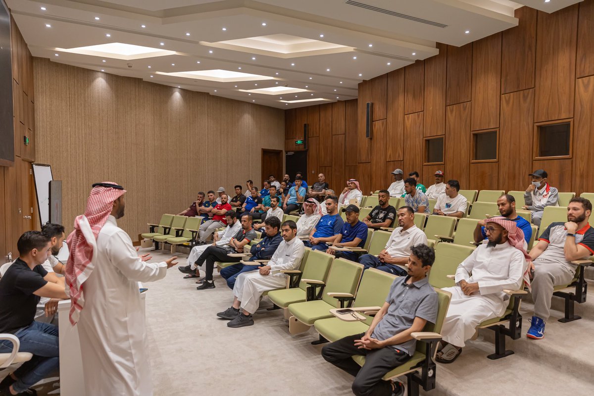#بطولة_المملكة_للريشة_الطائرة 🏸🏆
📸 | 
لقطات من الاجتماع الفني لإجراء قرعة منافسات بطولة المملكة 2023 لفئتي الشباب والفريق الأول بحضور اللجنة الفنية ومنسوبي الأندية المشاركة بالبطولة 🇸🇦🏸