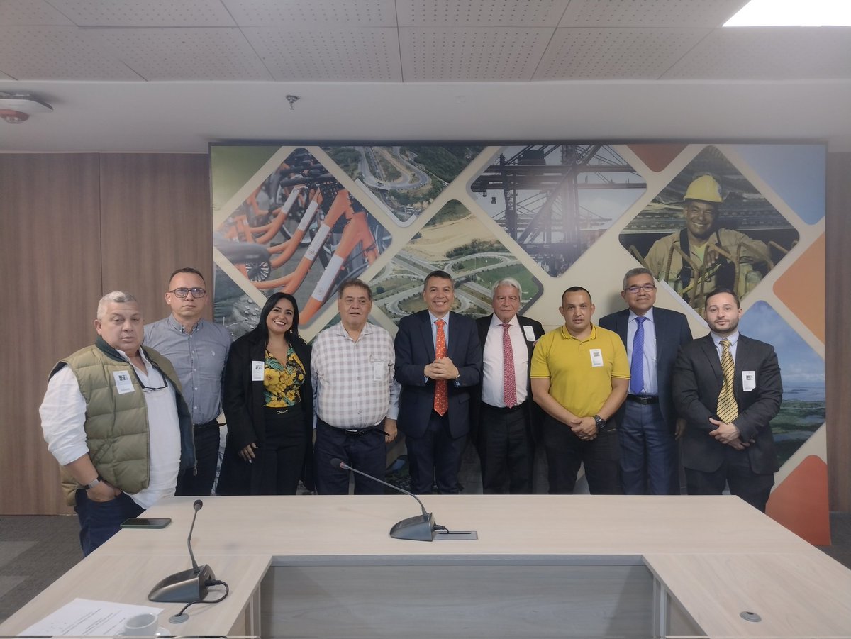 Oficial_ATC's tweet photo. Estrategia y argumentos de forma hacia líneas de acción transversales con @MinTransporteCo @wcamargotriana #BuroDelTransporteDeCarga 
@SinalcoOficial @Asecarga @Fedetranscol @FAsamblea @Oficial_ATC
Se solidifica agenda de fondo con participación plural de todos y para todos 🇨🇴🚛 https://t.co/Vyq45VsKsF