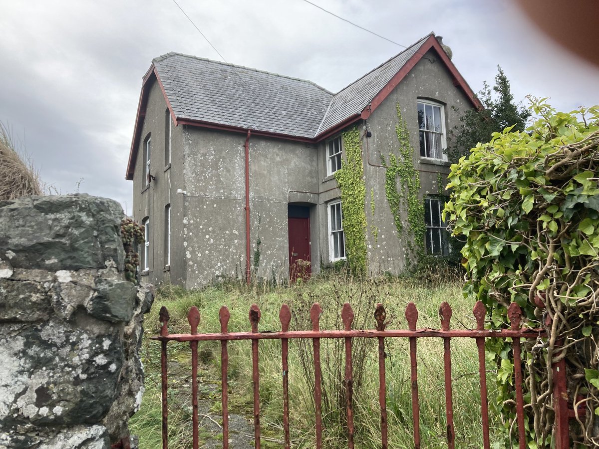 CochTy's tweet image. Annwyl ⁦@CyngorGwynedd⁩ - o gofio’r argyfwng tai ym Mhen Llyn, fedrwch chi plis egluro pam rydach chi wedi gadael y ty yma o’ch eiddo yn Aberdaron yn wag ers WYTH MLYNEDD (Ty’r Ysgol oedd cartra fy modryb ac ewythr) @rhysmorfa @Cymdeithas