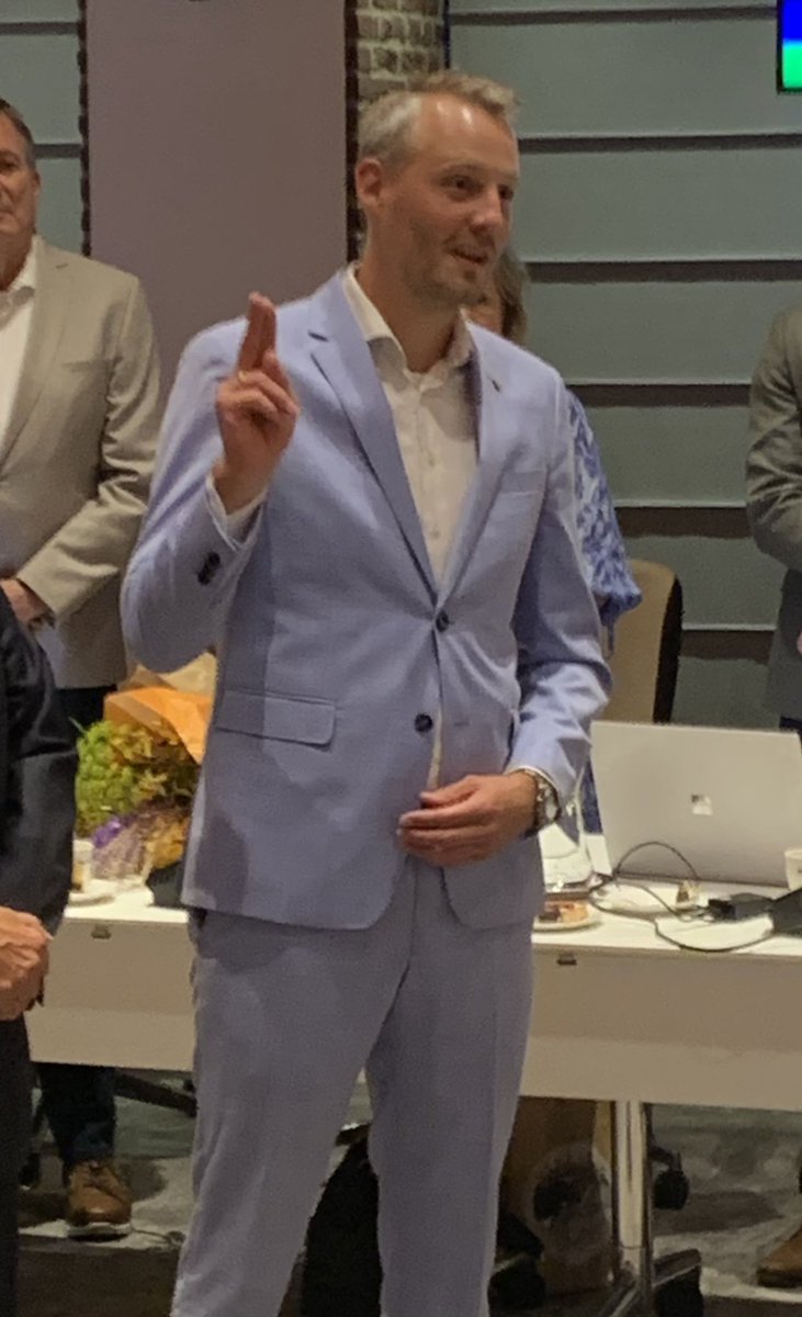 Wisseling van de wacht. Dank voor al al je werk @janvanwesten! En welkom <a href="/GJ_v_A/">GJ van Asperen</a> in de raad van <a href="/gemeenteHW/">gemeenteHW</a>