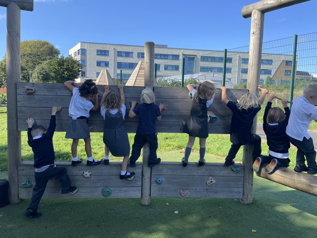 ysgolyddraig's tweet photo. #YYDHensol Making the most of the sunshine this afternoon. We practised climbing, balancing and swinging. https://t.co/2ZVj10jdmY