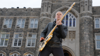 U2’s Adam Clayton decorates elephant statue to raise awareness of mental health issues - kixi.com/u2s-adam-clayt…