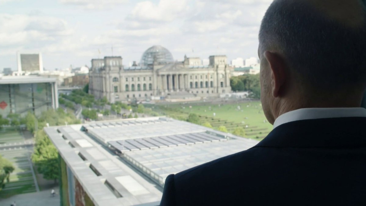 Mitglieder der Bundesregierung beim Blick aus dem Fenster im ARD-Film "Ernstfall – Regieren am Limit".

Ein Thread.