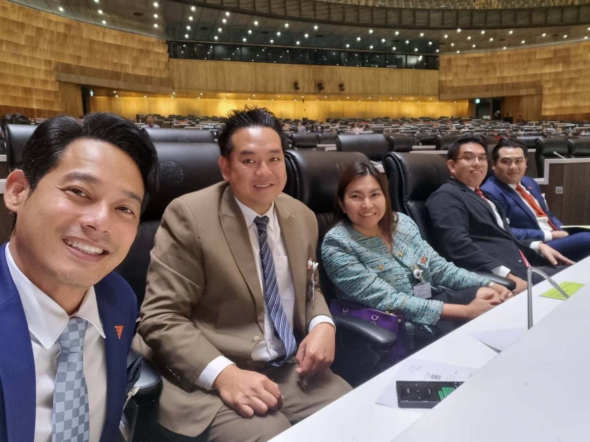 00:33 จบ #แถลงนโนบาย อย่างเป็นทางการ เรามีรัฐบาลที่มีอำนาจเต็มตามรัฐธรรมนูญเรียบร้อย ขอให้คำพูดทุกคำที่สัญญาว่าจะทำเพื่อประชาชน ไม่อยู่ใต้อำนาจนอกระบบเกิดขึ้นจริง ขอเป็นกำลังใจให้และขอทำหน้าที่ตรวจสอบและผลักดันกฎหมายที่ก้าวหน้าอย่างสุดความสามารถเพื่อประโยชน์ของประชาชนทุกคน