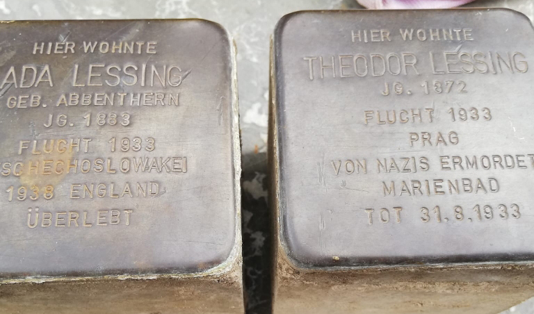 Zum 90. Jahrestag des Attentats auf Theodor Lessing, dem er am Folgetag erlag, gab es am 30.8.2023 vor seinem ehemaligen Haus in Anderten eine Gedenkveranstaltung der Stadt Hannover, des ZeitZentrums Zivilcourage, der AWO Anderten und des SPD-Ortsvereins Misburg-Anderten.