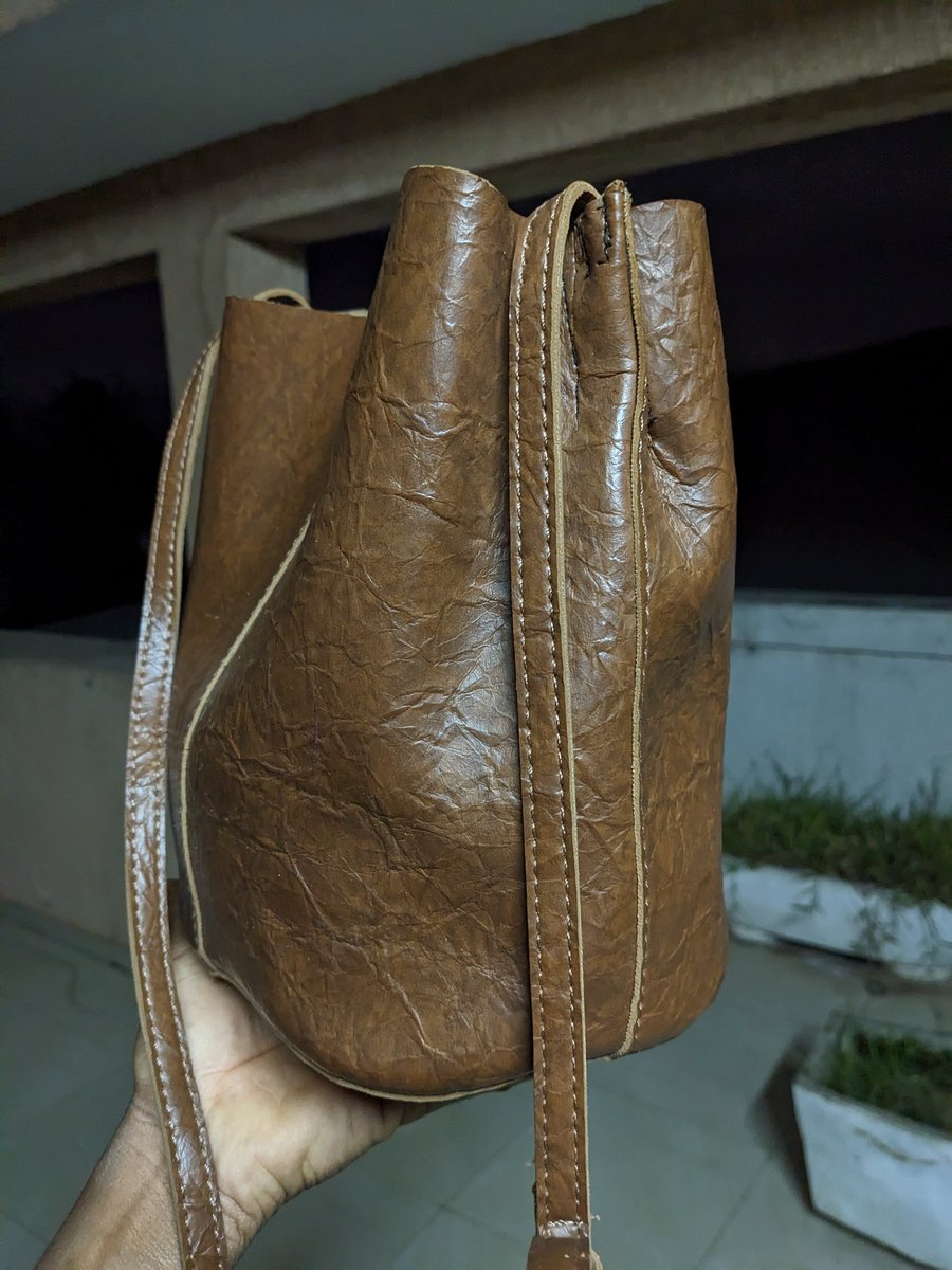 alzaya6's tweet photo. Sac à bandoulière, type seau,en cuir.
Prix:3000f
@TogoFirst @TogoFirst @a_la_togolaise #tgtwittos #togp #lomé #shopping #shoppingenligne https://t.co/9GrZkxSAt6