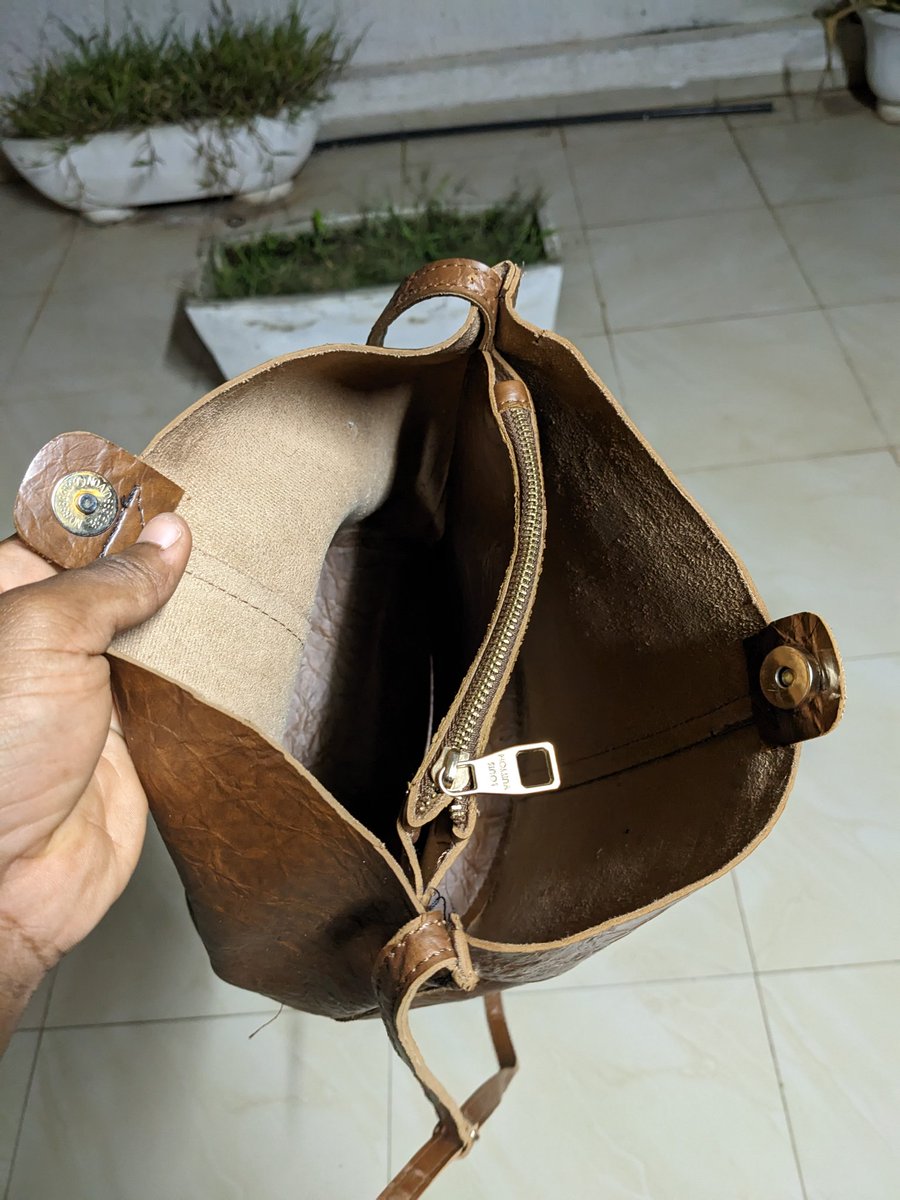 alzaya6's tweet photo. Sac à bandoulière, type seau,en cuir.
Prix:3000f
@TogoFirst @TogoFirst @a_la_togolaise #tgtwittos #togp #lomé #shopping #shoppingenligne https://t.co/9GrZkxSAt6