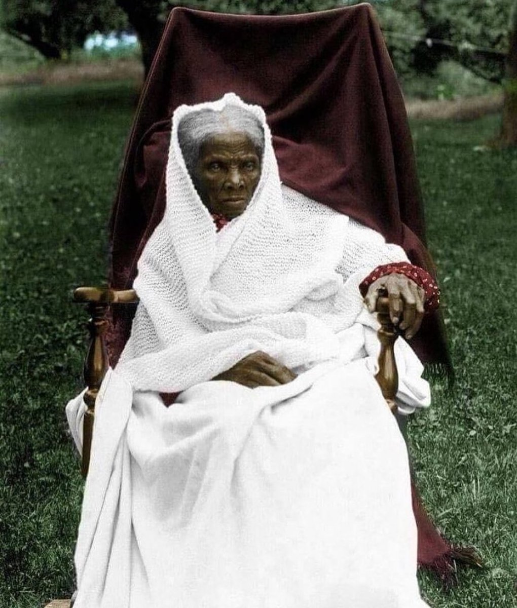 Esta es una foto de Harriet Tubman en su casa en Auburn en 1911, dos años antes de su muerte.

Ella sufría convulsiones, debido a una pieza de metal que estaba incrustada en su cabeza.

Cuando era adolescente, un propietario de esclavos le golpeó la cabeza con un peso de plomo de