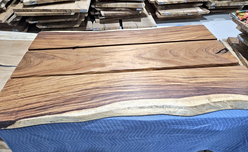 I did 2/3 of these off set shelves for a really nice client. She wanted each one to be a bit larger in depth from the one above after talking with her, so I did just that. These came out really nice, and I know she'll love them.

🐻💪🌳💙