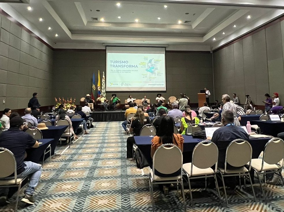 GGGICol's tweet photo. #MetaCreceVerde | Se realizó el foro "Turismo Transforma" organizado por @acoturcol con el apoyo de @GGGICol. 7 de los 10 aspirantes a la Gobernación del departamento compartieron sus visiones y planes de gobierno en temas de turismo responsable.🌳🇨🇴

Asimismo, firmaron un pacto como compromiso público de trabajar para promover un turismo que respete el patrimonio natural del Meta y de las comunidades del departamento.🤝🇨🇴