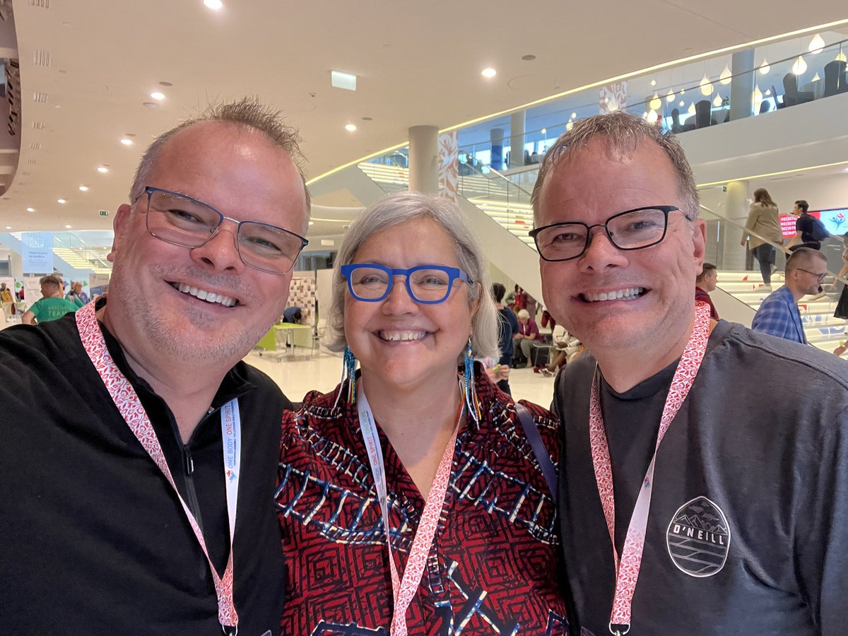 Arrived at the 13th <a href="/lwfassembly/">lwfassembly</a> in Krakow with my Mom, my brother <a href="/davejmalina/">David Malina</a> &amp; niece <a href="/sarahmalina_/">sarah malina (she/her)</a> and look who first we meet! What a pleasure to chat and have dinner with <a href="/NationalBishop/">Susan Johnson</a> Susan!