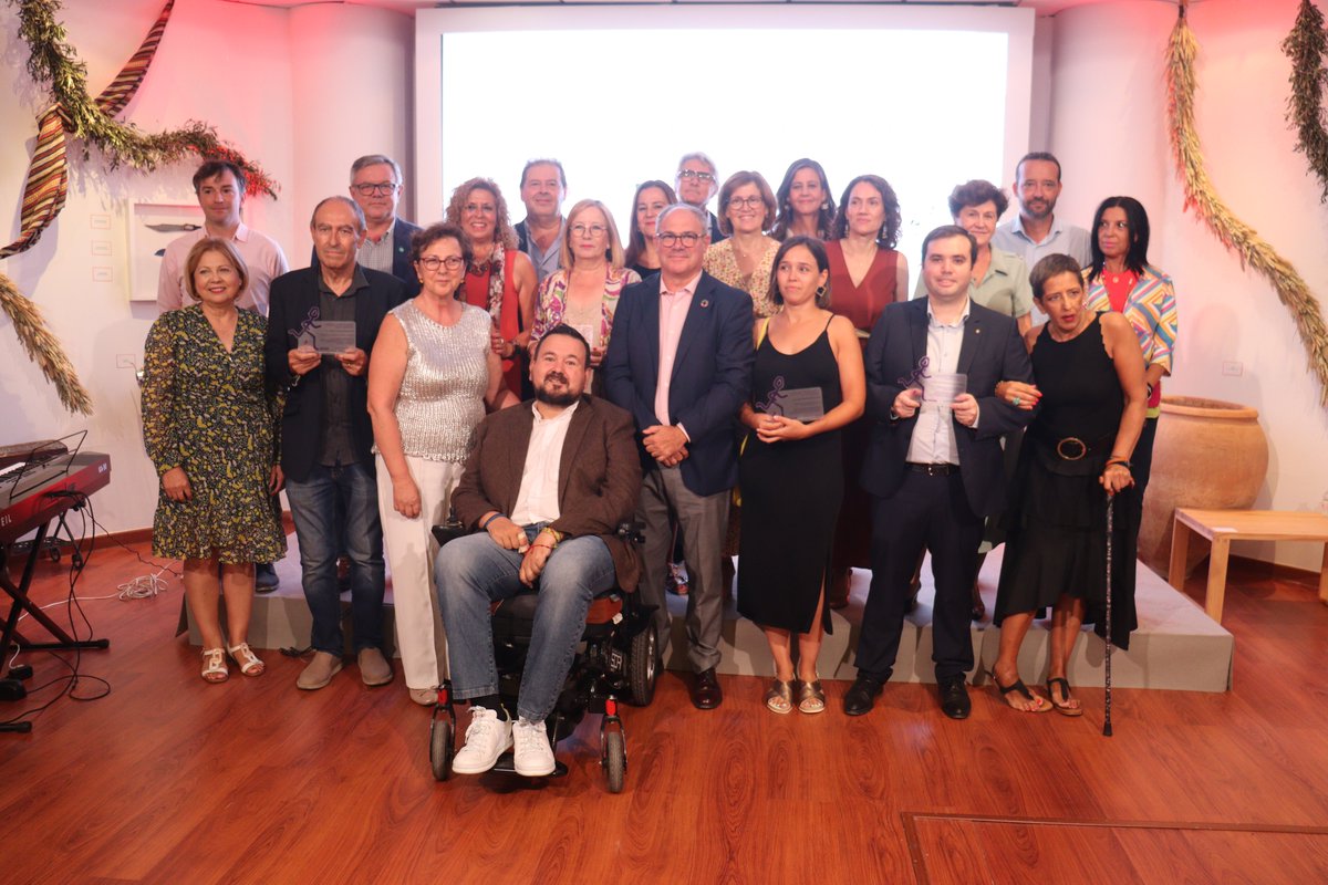 standjccmAB's tweet photo. Las Asociaciones de Párkinson de la provincia de Albacete reconocen a Patricia Franco, Ana Saavedra y los especialistas de Neurología, José Antonio del Valle-Pérez y Laura Rojas en sus Homenajes 2023. #FeriaAlbacete https://t.co/sh03OfSzQs
