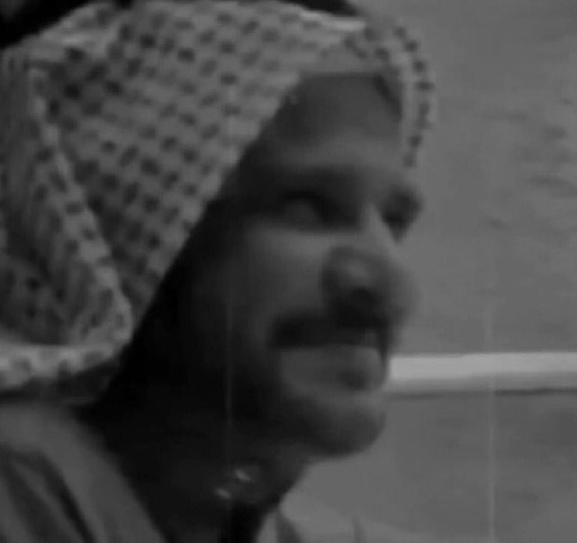 oozzrt's tweet photo. اليوم ماعاد به شي يهقويني
الوقت بوّار والنخوات معدومه

واشوف شي طلع ماهوب مرضيني
ذكرني اللي من اول مبعد حومه

يشقى بن آدم وهو مخلوق من طيني
ويرجع على حفرة بالطين مردومه

لابد يوم به المرسول ياتيني
العمر له حد والآجال محتومه
ً
عبدالله بن زويبن: https://t.co/jyiu5qyK0o