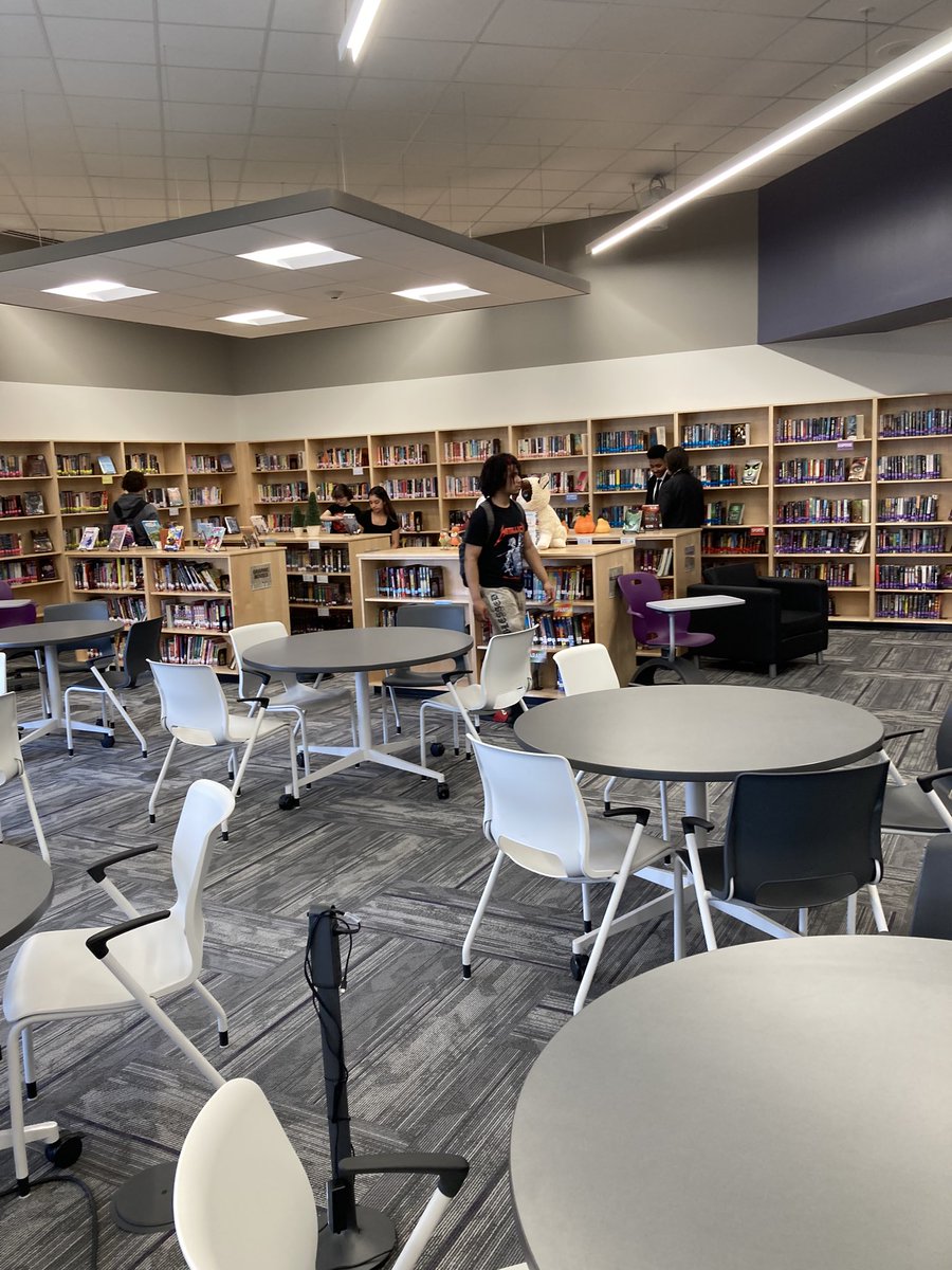 MrsRounding_Lib's tweet photo. A great start to the week with all of our seniors doing a “book tasting” to try new genres for their independent reading! Thanks to Mrs Romig and Mrs Letter @LetterKathie for joining me. #leopardsread #candyhelps https://t.co/O2jQ83yrJB