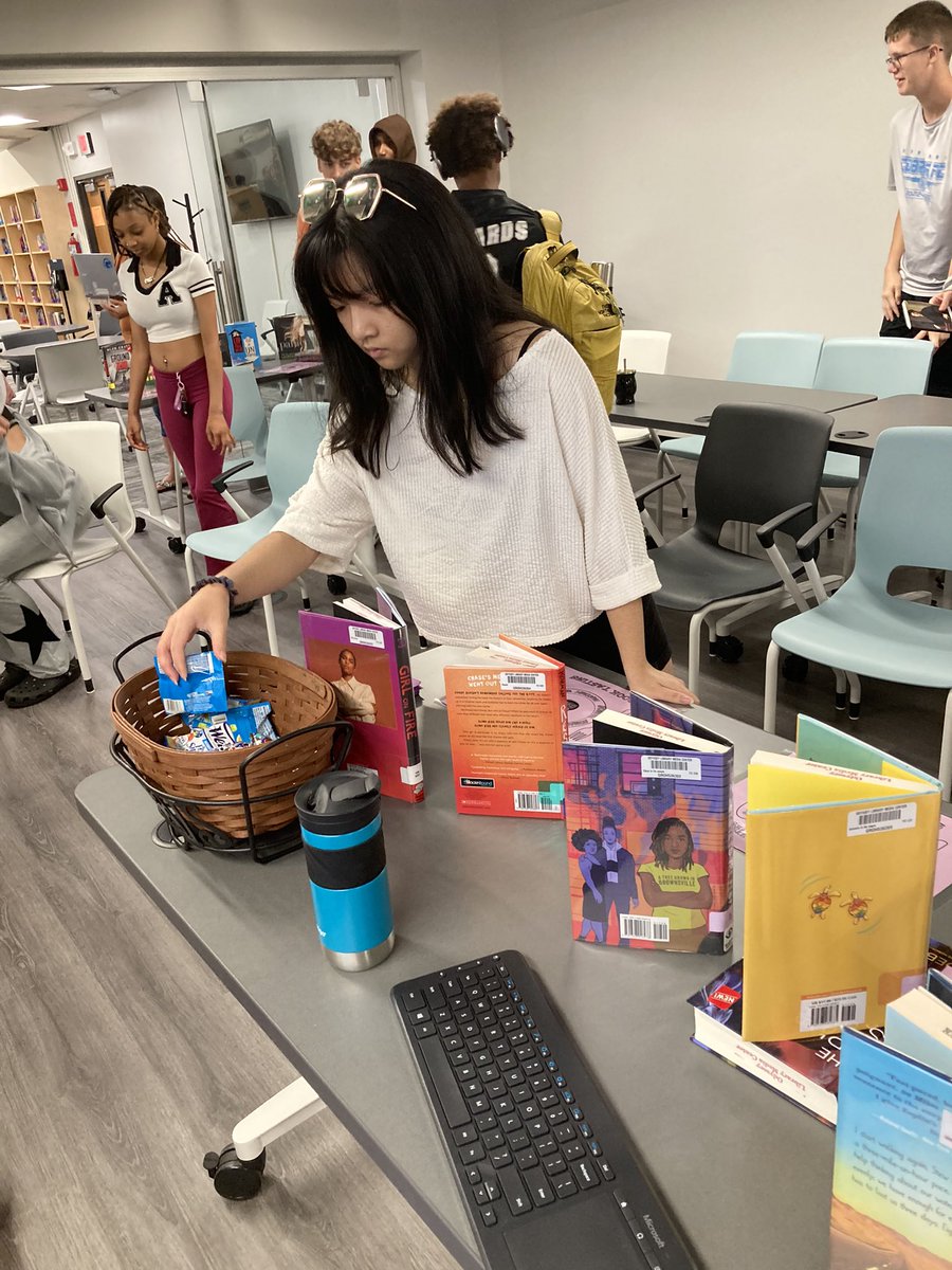 MrsRounding_Lib's tweet photo. A great start to the week with all of our seniors doing a “book tasting” to try new genres for their independent reading! Thanks to Mrs Romig and Mrs Letter @LetterKathie for joining me. #leopardsread #candyhelps https://t.co/O2jQ83yrJB