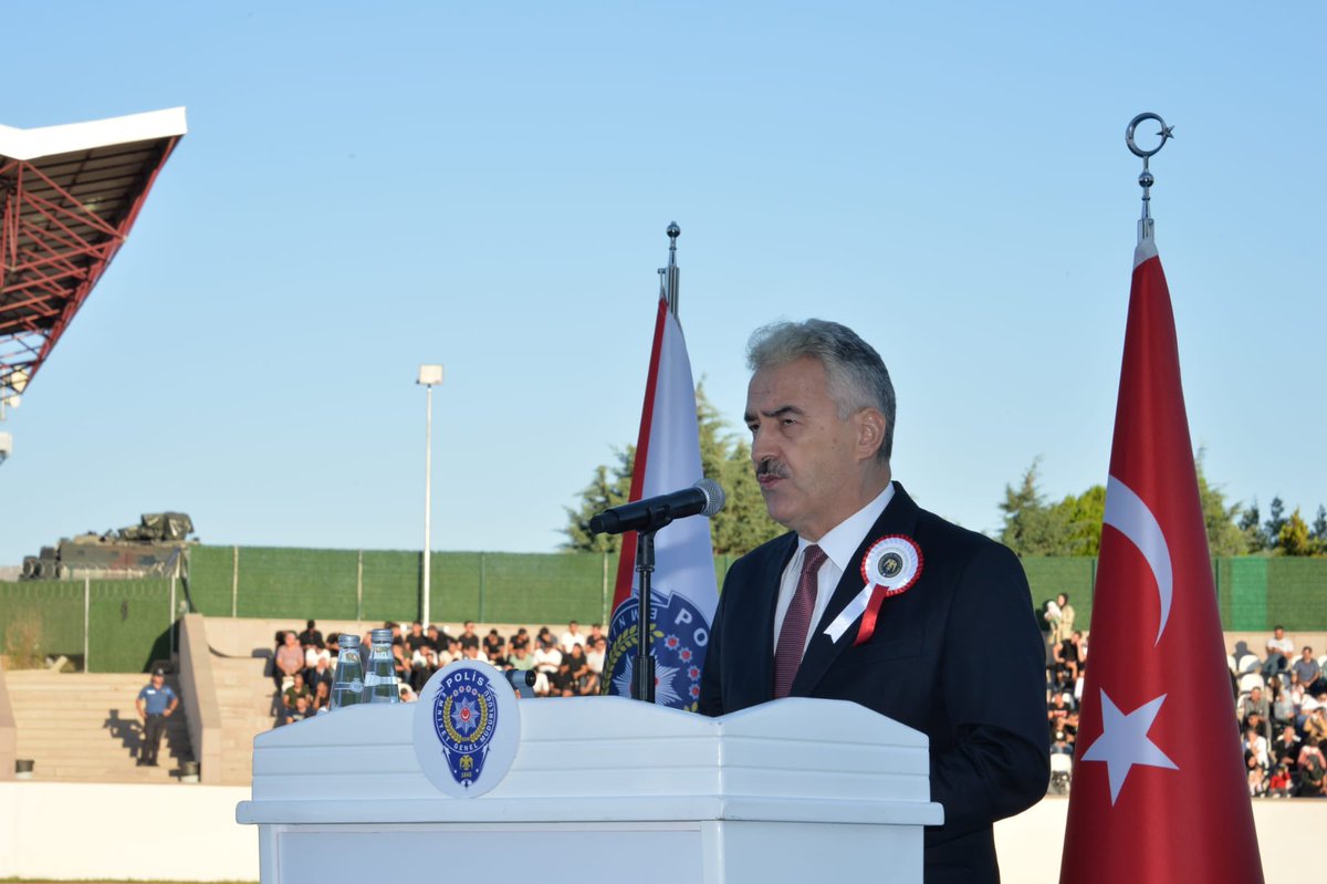 Sokaklarımız şimdi daha da güvenli... 

Eğitimini başarıyla tamamlayan 
1️⃣.3️⃣6️⃣3️⃣ Çarşı ve Mahalle Bekçimiz, Bakanımız Sn. <a href="/AliYerlikaya/">Ali Yerlikaya</a>'nın teşrifleriyle düzenlenen mezuniyet töreniyle aramıza katıldı. 

🇹🇷🇹🇷🇹🇷

#GeceKartalları
#PolisAkademisi