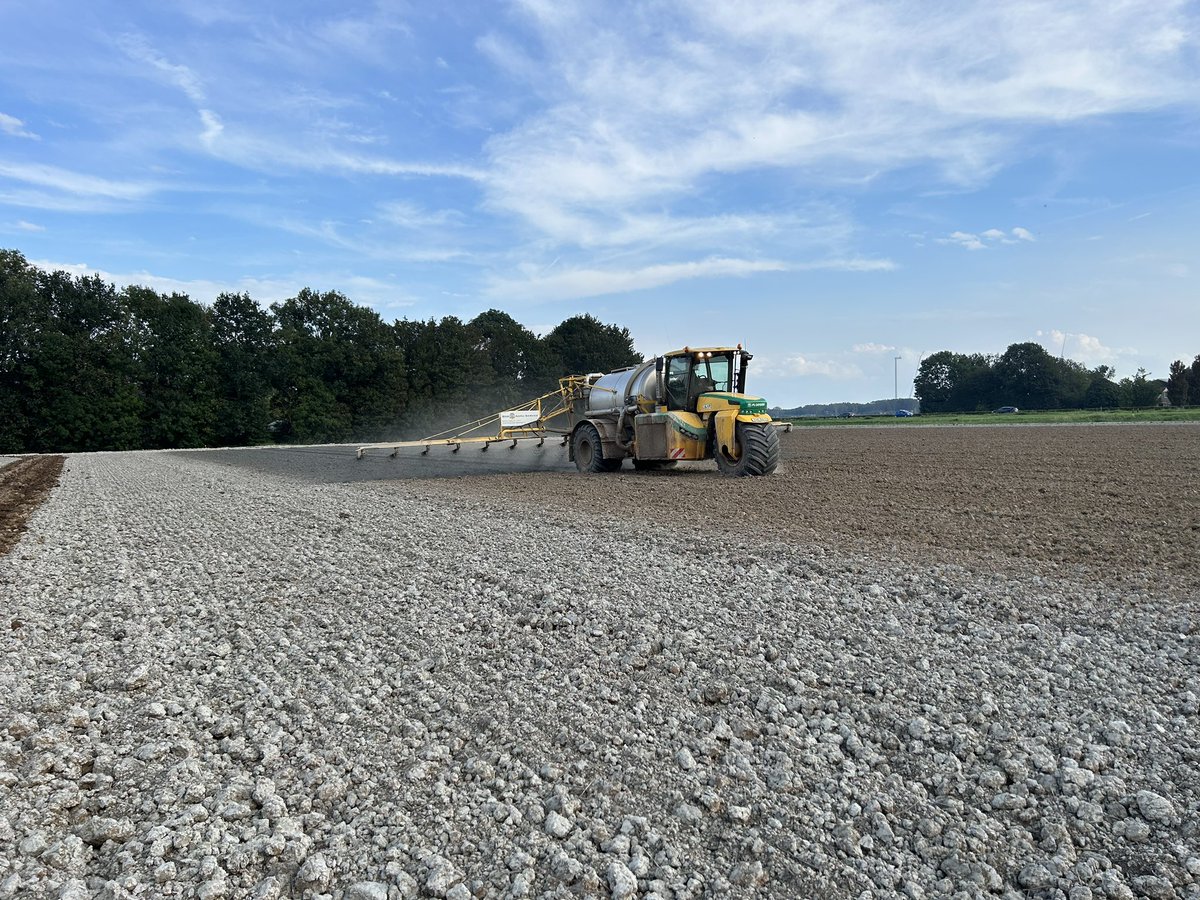 Onder het motto van ‘circulaire’ landbouw vandaag het restproduct van de bietencampagne uit laten rijden. #landbouw #duurzaam