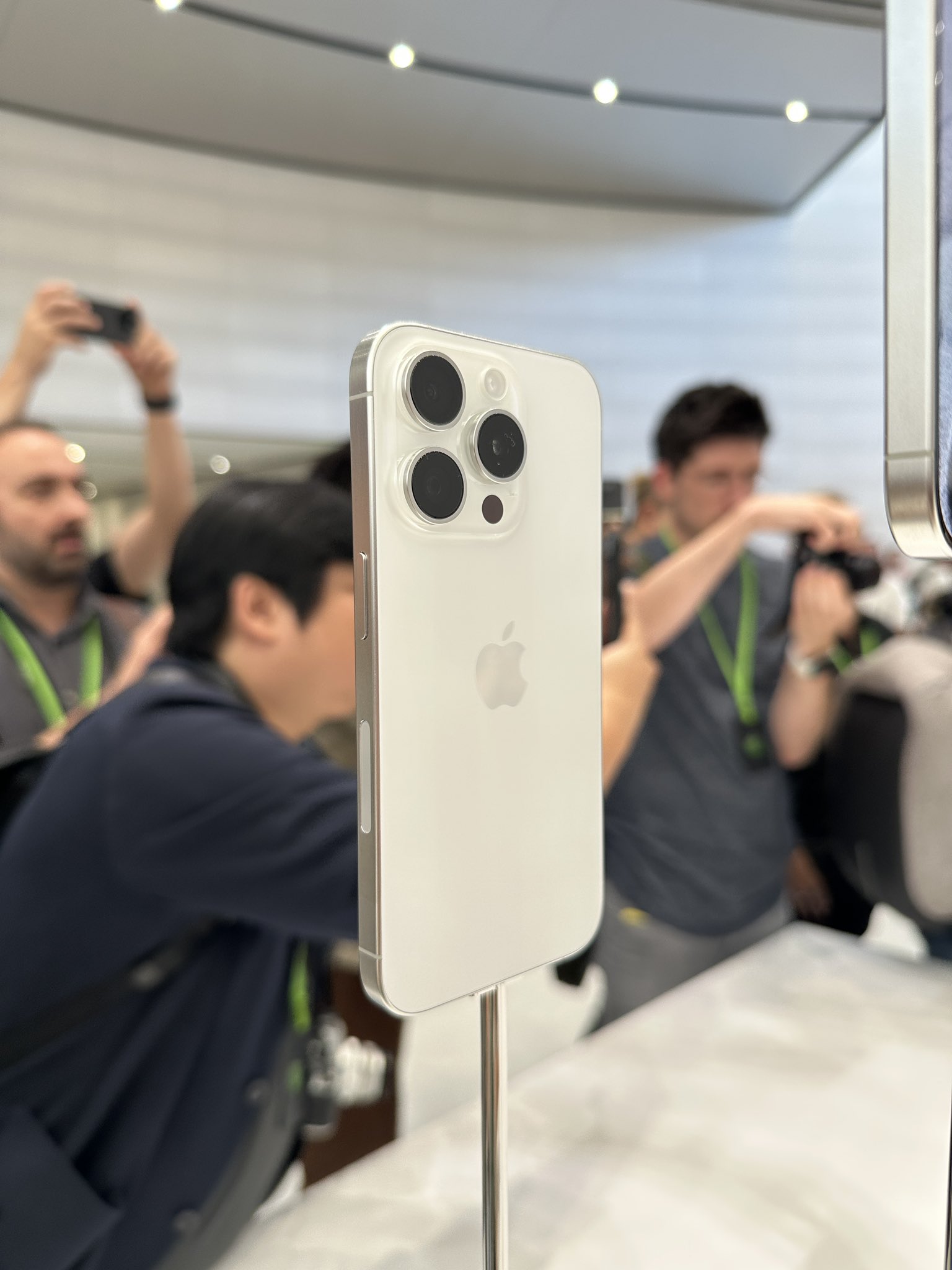 iPhone 15 Pro 鈦金屬白色實機照片、影片