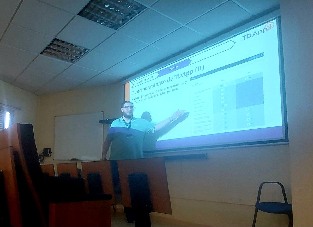 xccastells's tweet photo. En @DRami15 presenta el protocol de la seva tesi al servei de farmacologia clinica de l'hospital Vall d'Hebron, la que va ser casa meva i ara és la seva. https://t.co/SCkPgV9ZCS