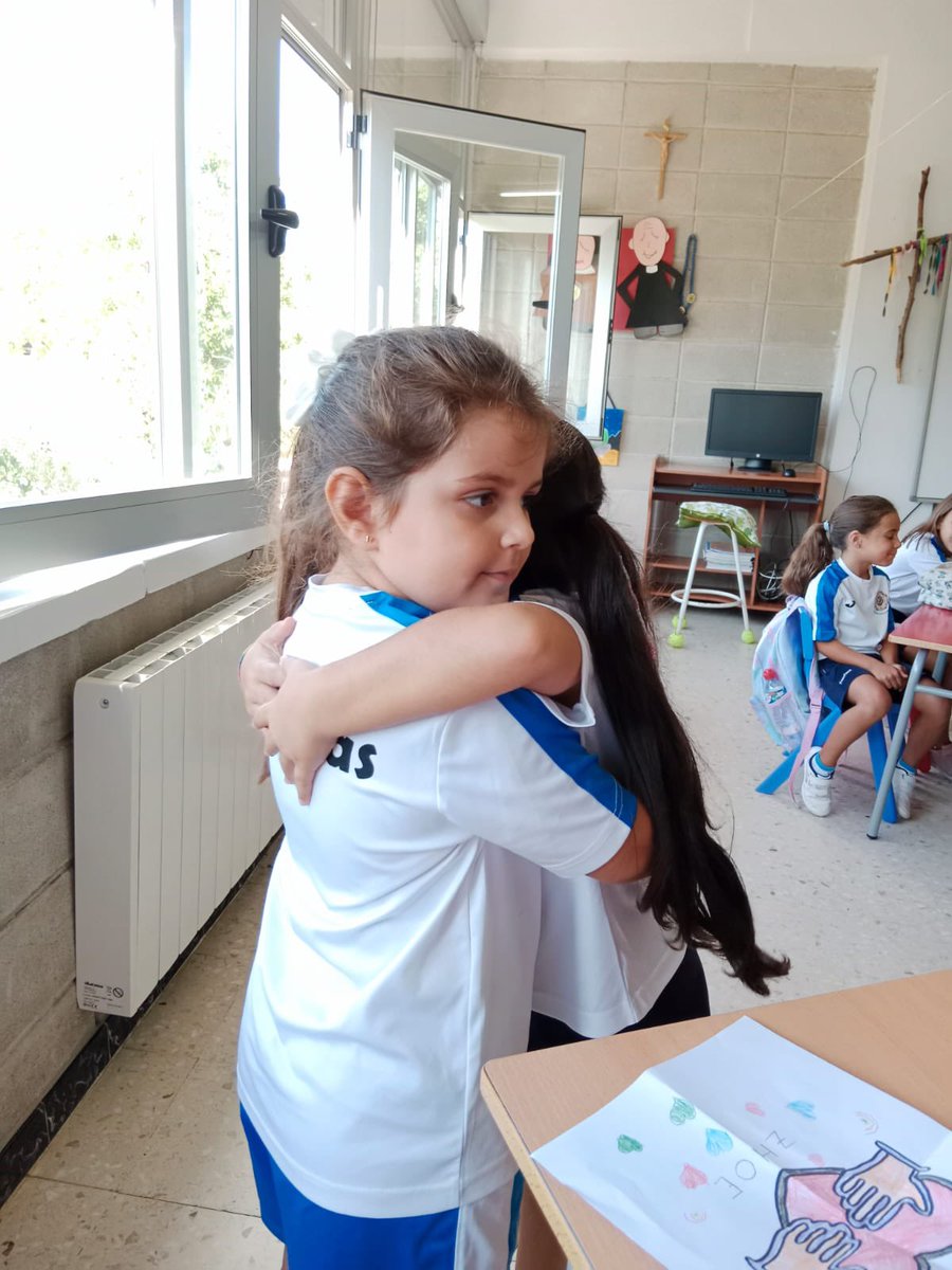 ¡Te regalo mi abrazo! Seguimos descubriendo el lema del curso #Abraza #AbrazosQueUnen #AbrazosEspeciales #AbrazosDeCompañeros #AbrazamosAJesús #Gracias