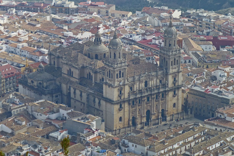 elbarroquista's tweet photo. Una aclaración, que parece que hace falta.

Se llama CATEDRAL al templo donde el obispo de la diócesis tiene su sede (=cátedra).

Una catedral NO ES cualquier "iglesia grande".

Hay catedrales medianas y pequeñas.

Lo de la izquierda es una catedral.

Lo de la derecha, NO. https://t.co/AZ1etlC89F