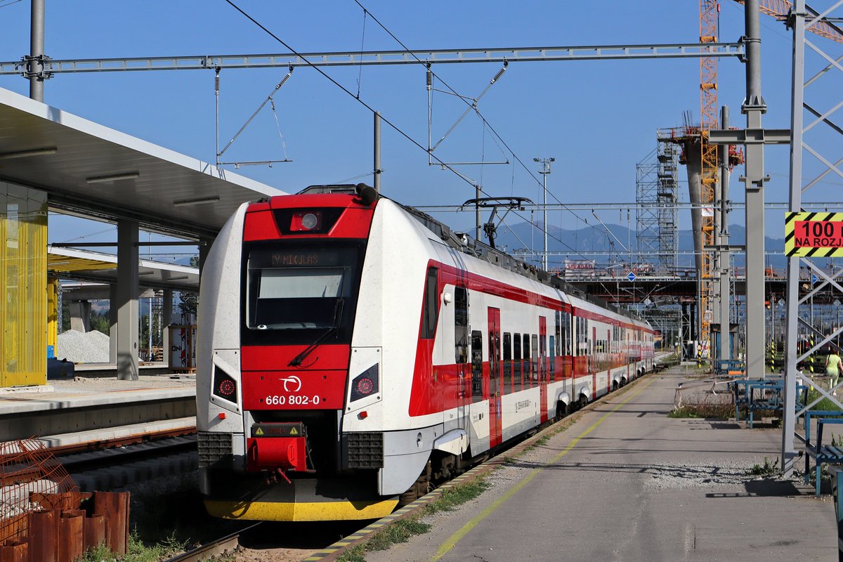MiraOpavak's tweet photo. 🚈 Jednotka ř. 660, dopravce Železničná spoločnosť Slovensko, odjíždí ze stanice Žilina.

📅 10.9.2023

@zssk_mimoriadne #vlak #vlaky #železnice #slovensko #Žilina #RegioPanter #InterPanter #train #zug #pociąg #ZSSK #ŽelezničnáspoločnosťSlovensko  #publictransport #verejnadoprava https://t.co/Yg6Wr1p8Zf