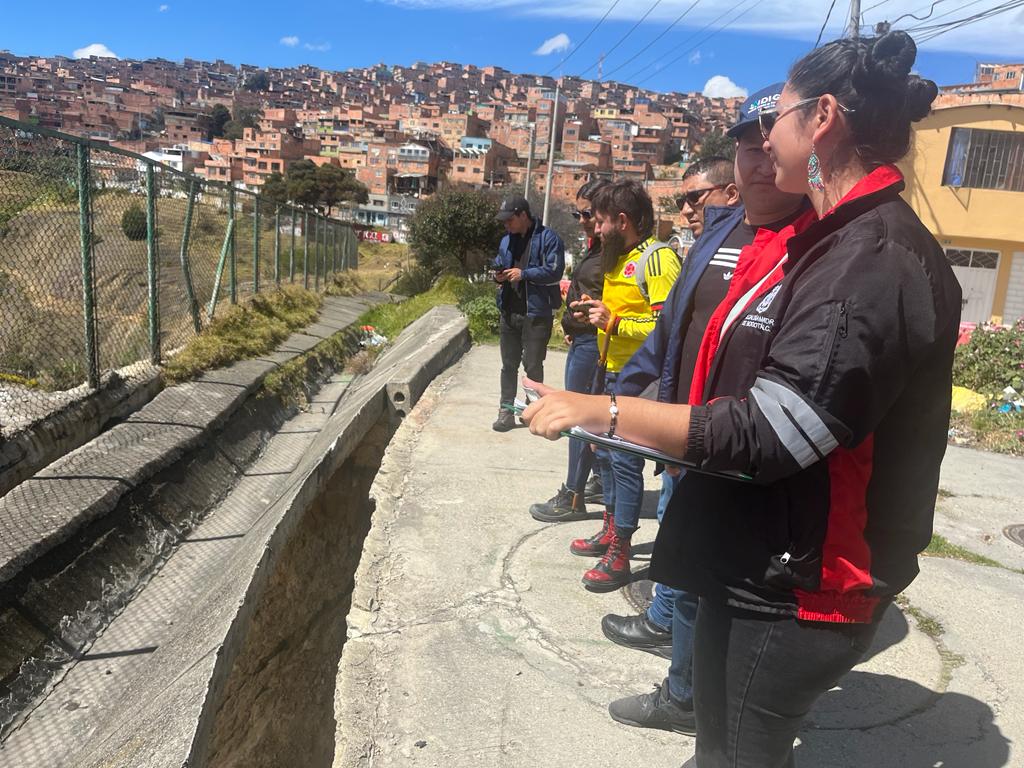 ALCBolivar's tweet photo. Las entidades que hacen parte del Consejo Local del Riesgo son @CAR_Cundi, @AcueductoBogota, #LIME, @IDIGER, @Ambientebogota @habitatbogota, @integracionbta, @DefensaCivilCo, @BomberosBogota y #ALCB 👍🏼 juntos buscamos mitigar las problemáticas detectadas durante el monitoreo. https://t.co/v1tKvezb70