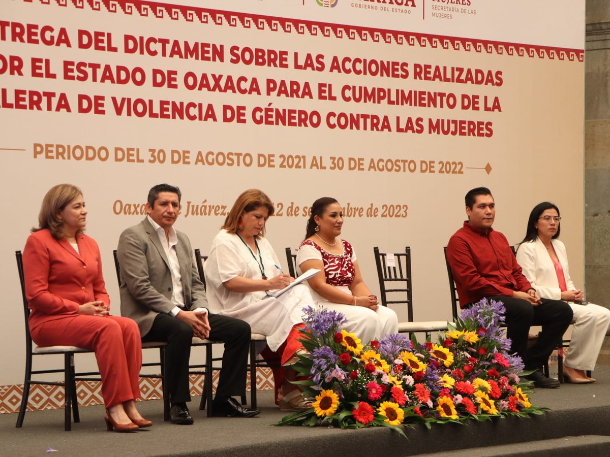 tsjoaxaca's tweet photo. Desde Palacio de Gobierno, en representación del titular del PJEO participa la Dir. de @DerechosHumaCJO, Mtra. Nidia Mtz. Esteva, en la entrega del Dictamen sobre las Acciones realizadas por el Estado para el cumplimiento de la Alerta de la Violencia de Género contra las Mujeres. https://t.co/VtNlzIOmns