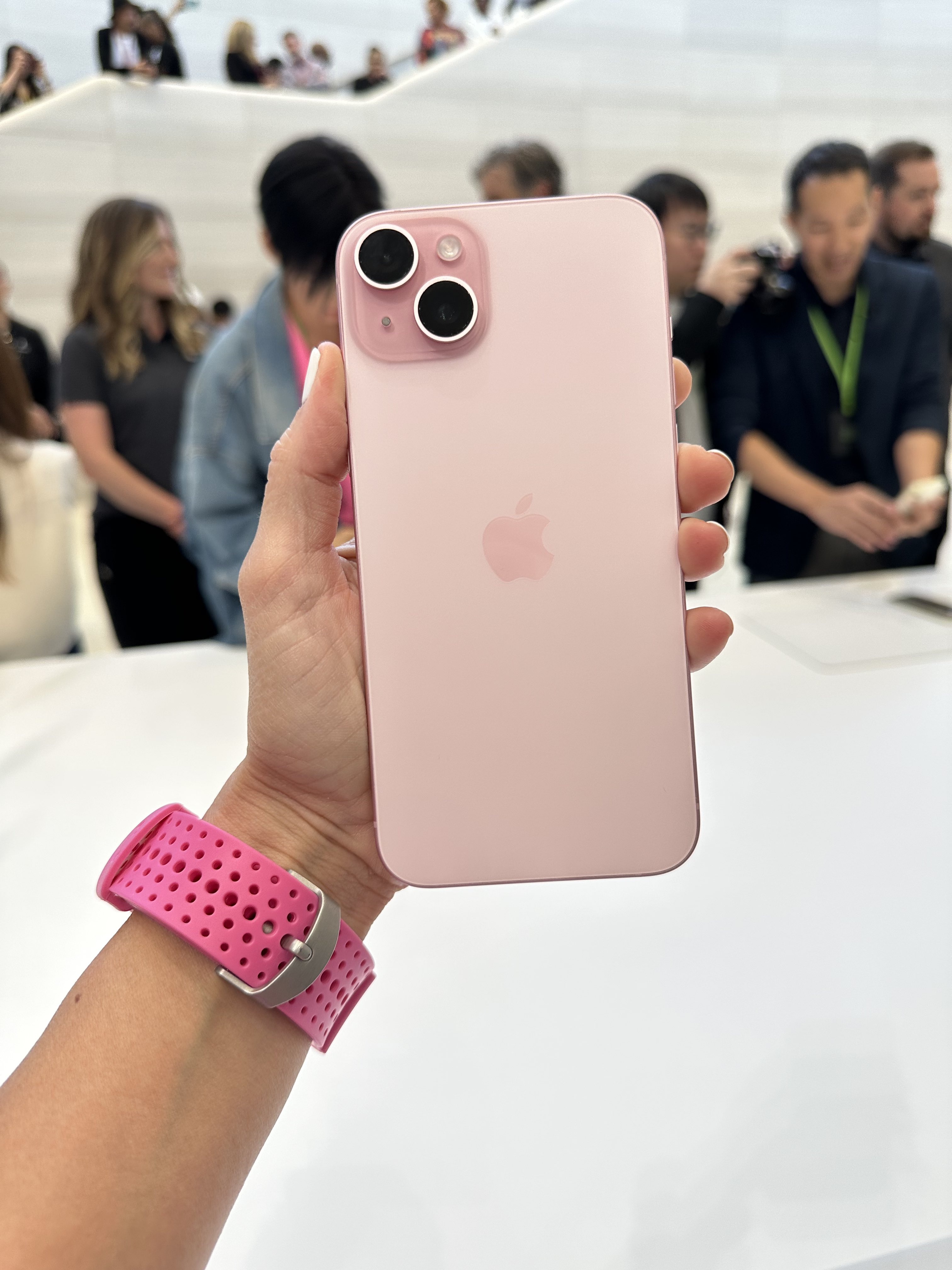 iPhone 15 粉紅色實機照片、影片