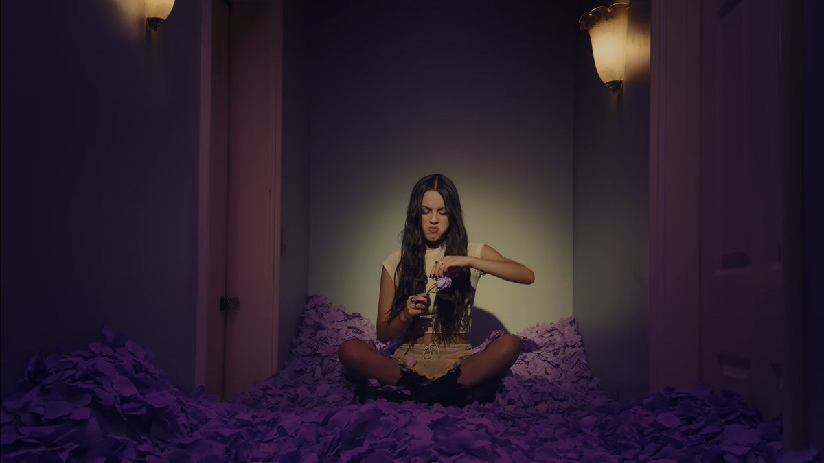 PopBase's tweet photo. Olivia Rodrigo in the music video to ‘get him back!’ https://t.co/MWCrkVXyyO