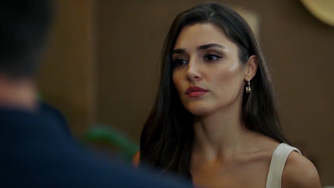 htyodas's tweet photo. her power in this scene. 👑 
#BambaskaBiri #LeylaGediz https://t.co/zWGRrA3jC5