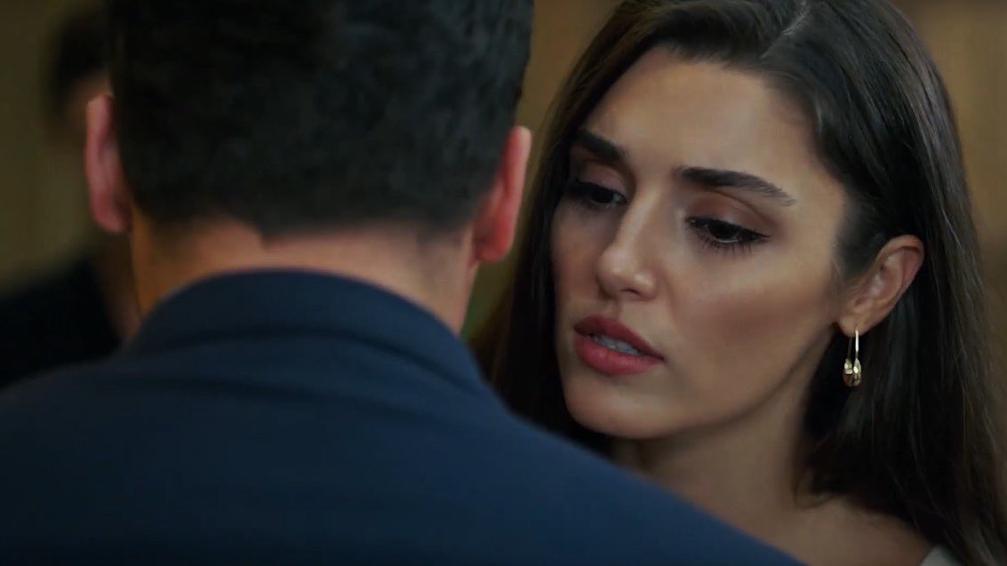 htyodas's tweet photo. her power in this scene. 👑 
#BambaskaBiri #LeylaGediz https://t.co/zWGRrA3jC5