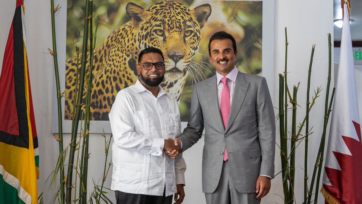 TamimBinHamad's tweet photo. أجريت اليوم مباحثات مثمرة مع الرئيس محمد عرفان علي، اتفقنا خلالها على دفع تعاوننا الاقتصادي إلى مستويات أكبر، وتم لهذا الغرض توقيع اتفاقيات هامة بيننا. سعيد بزيارتي إلى غويانا، "أرض المياه الوفيرة" كما تسمى، والشكر لرئيسها على الدعوة وحفاوة الاستقبال. https://t.co/dOTGyH3xEv
