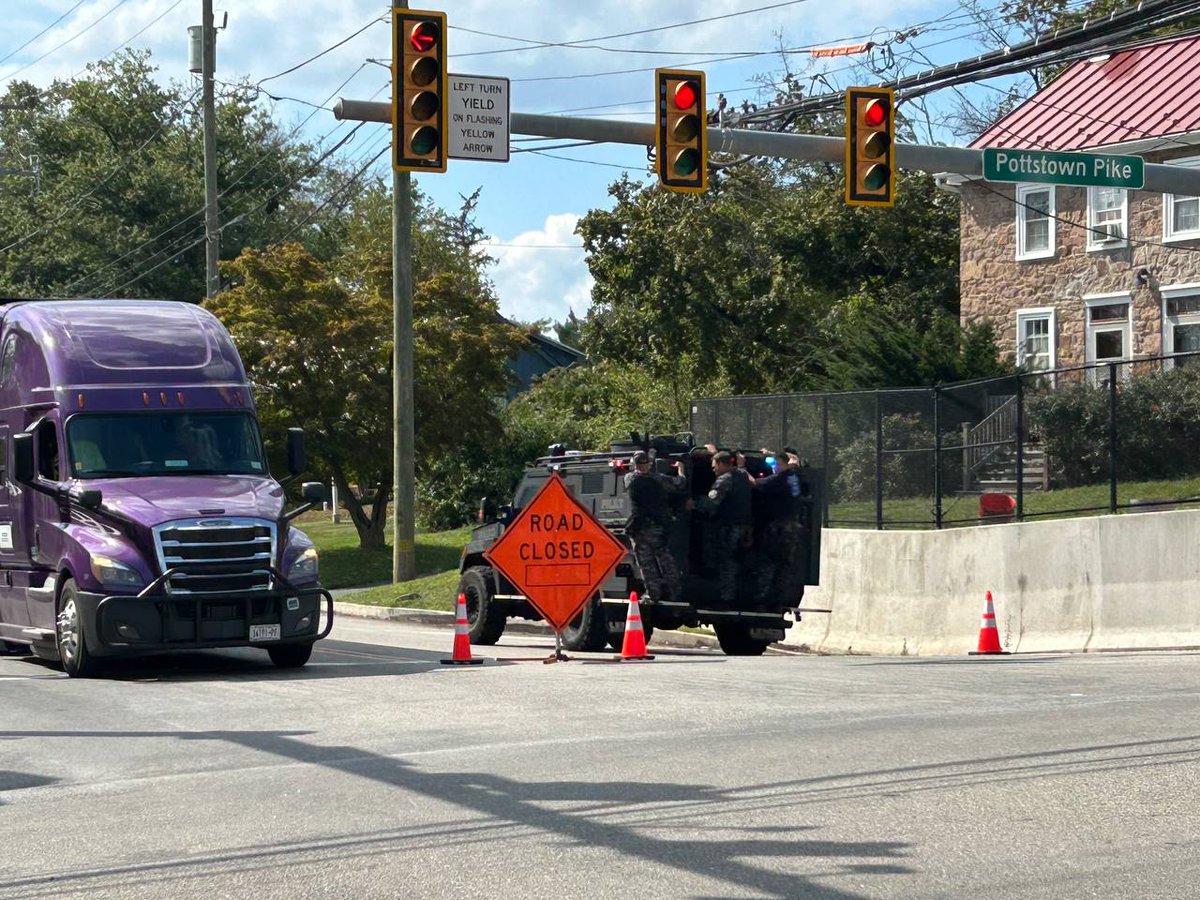 JLRINVESTIGATES's tweet image. 🚨Live! Authorities are still stopping and searching vehicles. SWAT teams rolling in with armored vehicles.

The manhunt has definitely heated up today. Let's pray today is the day they finally apprehend this escaped killer! #DaneloCavalcante

JOIN US 👇
youtube.com/live/9cVID7jcJ…