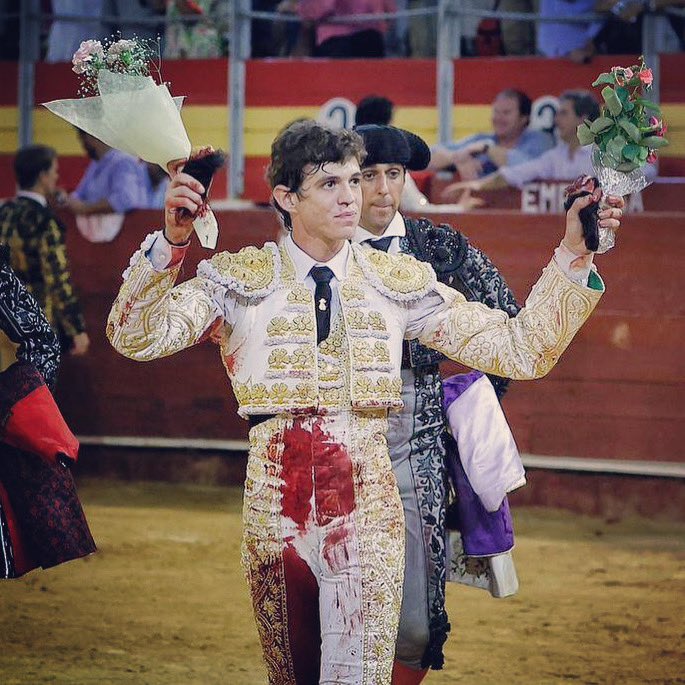 jorge20martinez's tweet photo. 📰 Jorge gana, por 2º año consecutivo, el capote de paseo de la Virgen del Mar como 🏆 triunfador de la Feria 2023, tras votación realizada esta tarde en el Ayuntamiento de Almería

Un premio que volverá a recibir tras imponerse en votaciones a Juan Ortega y Emilio de Justo 👏 https://t.co/T6E7L3rIMd