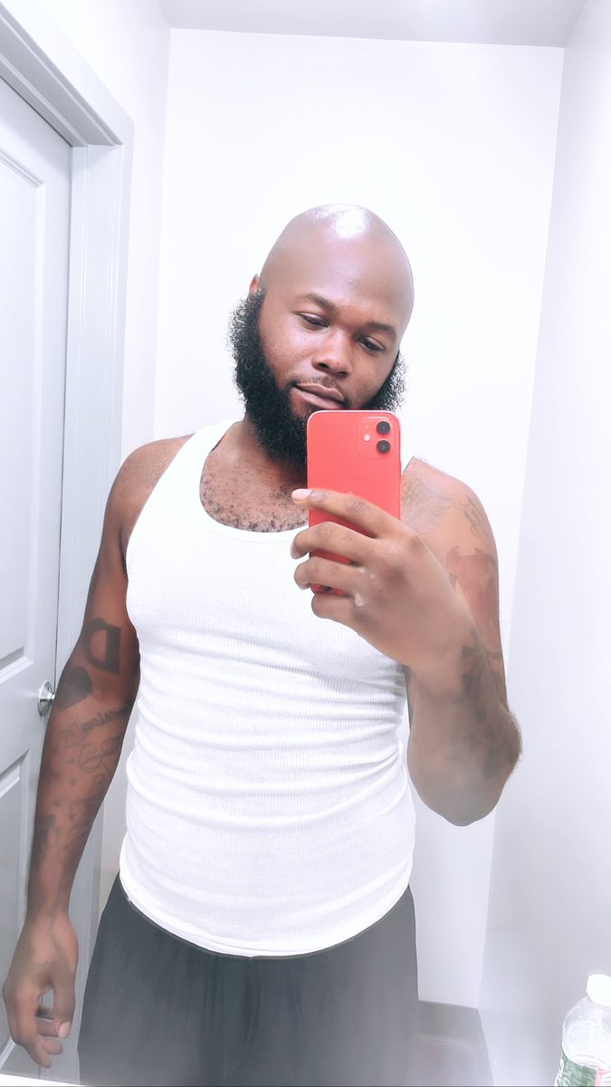 LayLowWitDaBars's tweet photo. 30+ lbs lighter 💪🏿 https://t.co/69OrVyiZ9T
