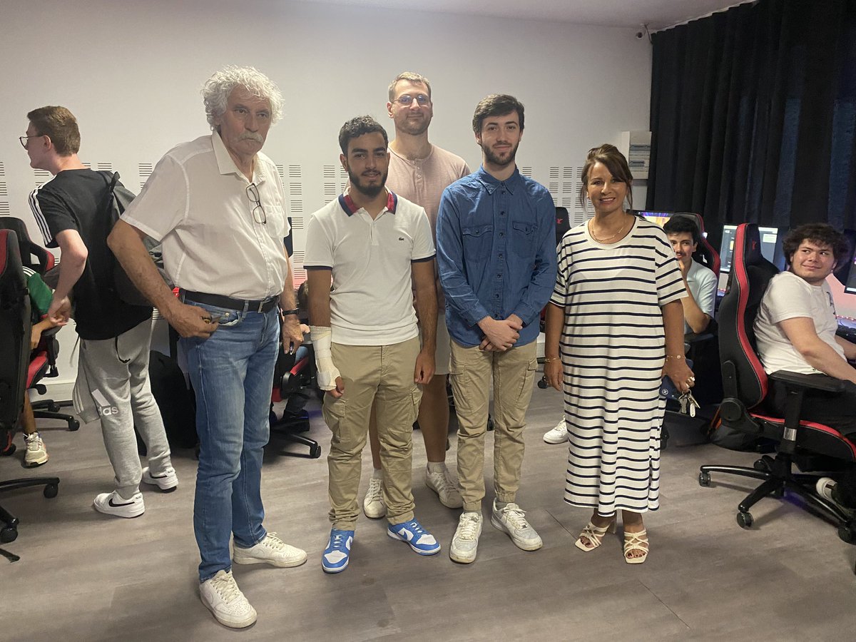 Le lycée Pierre de Coubertin @VilledeNancy <a href="/acnancymetz/">Académie de Nancy-Metz</a> visionnaire avec l’ouverture de la première section e-sport ! Formidable occasion pour <a href="/SportUNancyMetz/">Ligue Grand Est FFSU - Nancy-Metz</a> d’engager un partenariat pour proposer cette activité aux étudiants lorrains ! Merci <a href="/malikadati54/">Malika DATI</a> et <a href="/JibrilSRG/">Jibril</a> 👏👍🎮