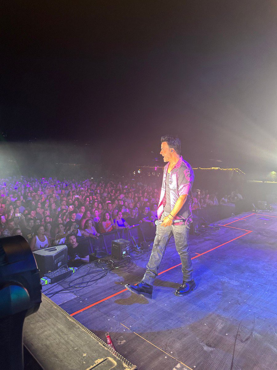 LuisFonsi's tweet photo. ¿Me ayudan con el setlist? ¿Qué canción no puede faltar? 🤔 https://t.co/8etHXCIQg3
